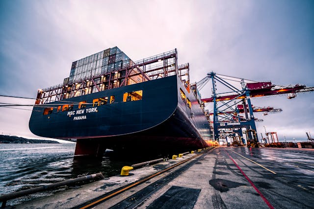 pexels albinberlin 906982